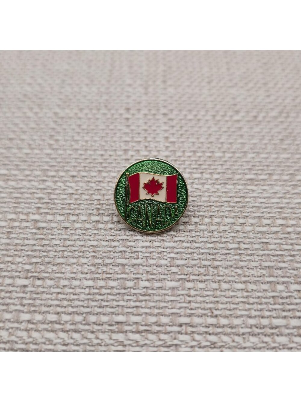 Vintage Canada Flag Round Green Enamel Lapel Pin Souvenir Travel Brooch A8751